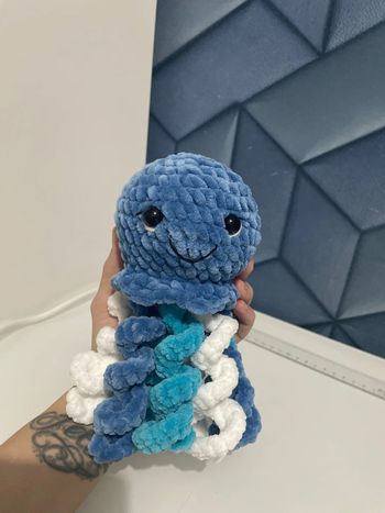 Pieuvre / méduse amigurumi bleue