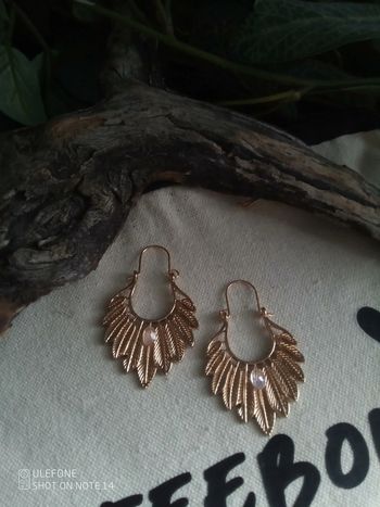 Créoles plumes dorées et pierres de lune