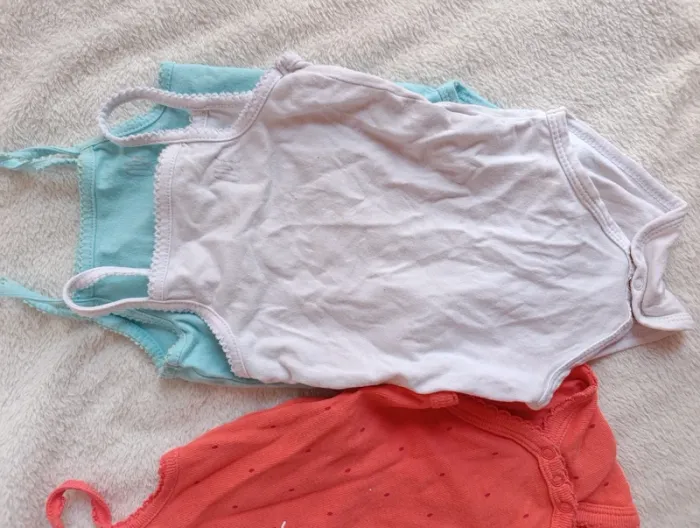 Lot de 4 bodies débardeurs 6 mois - photo numéro 5