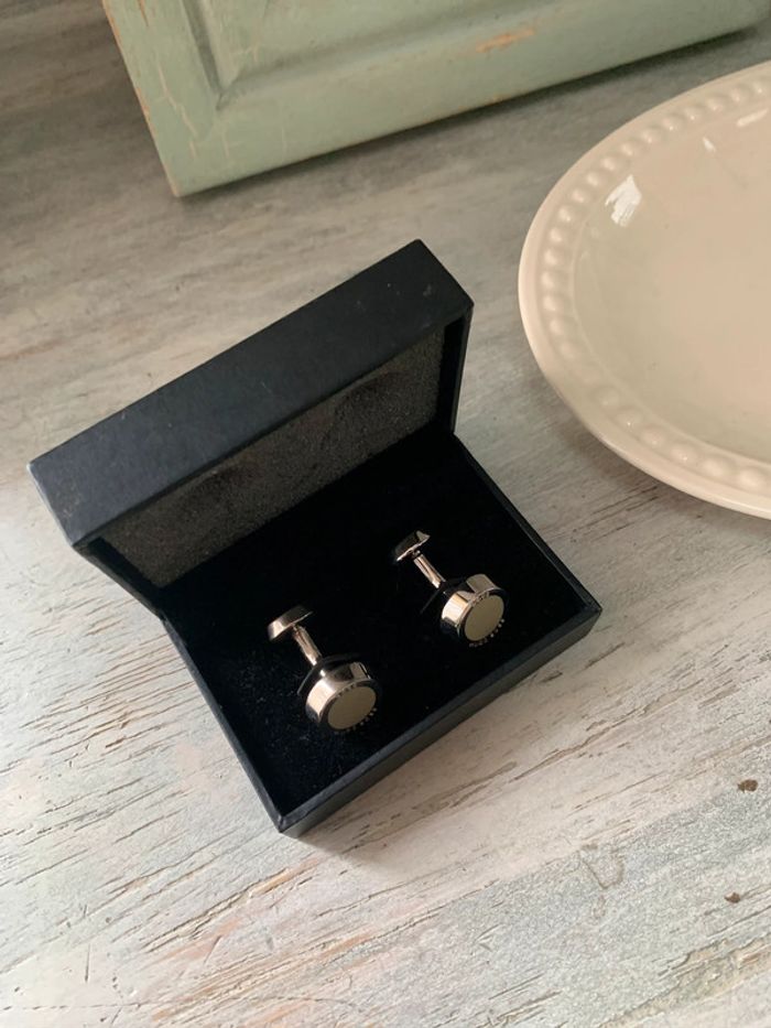 Boutons de manchettes Hugo Boss en laiton et émail - photo numéro 6