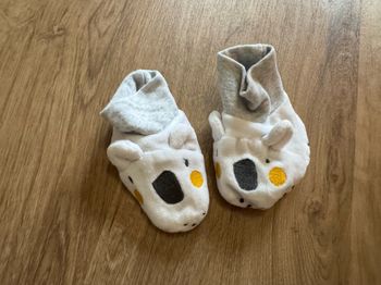 Une paire de chausson pantoufle chaussure bébé naissance très bon état