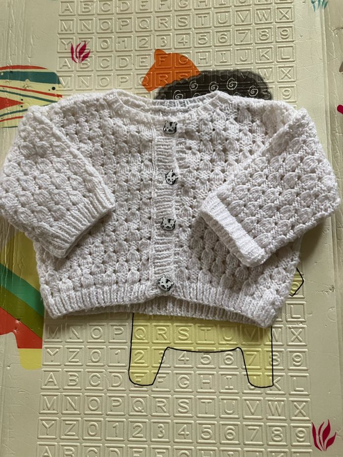 Vend gilet en laine fait à la main taille 18 mois