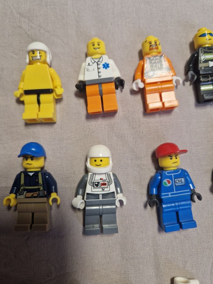 Lot figurines lego + accessoires (2) - photo numéro 3