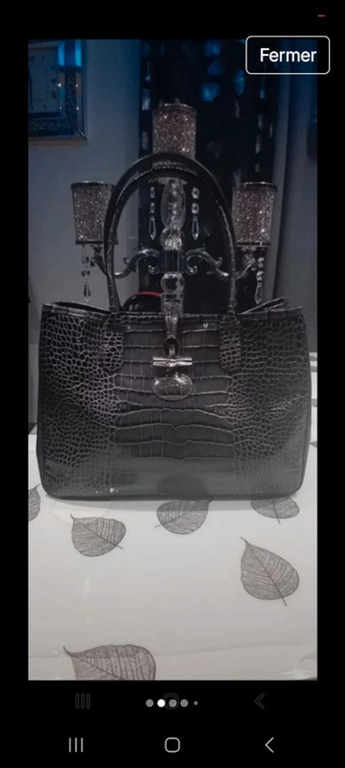 Sac longchamp grande capacité en porte épaule en cuir croco l état du sac en photo 
26x37x12 - photo numéro 2
