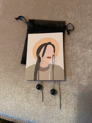 Boucles d’oreilles longue tige à perle noire