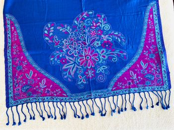 Foulard, écharpe bleu brodé à franges Sun