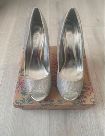 Escarpins argentés pailletés – talons fins élégants 👠