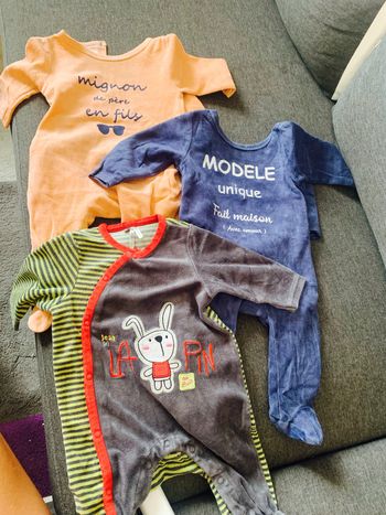 Trois pyjamas six mois