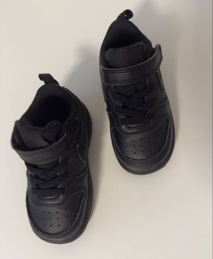 Nike Enfant – Baskets Noires – Taille 23,5 (US 7C)