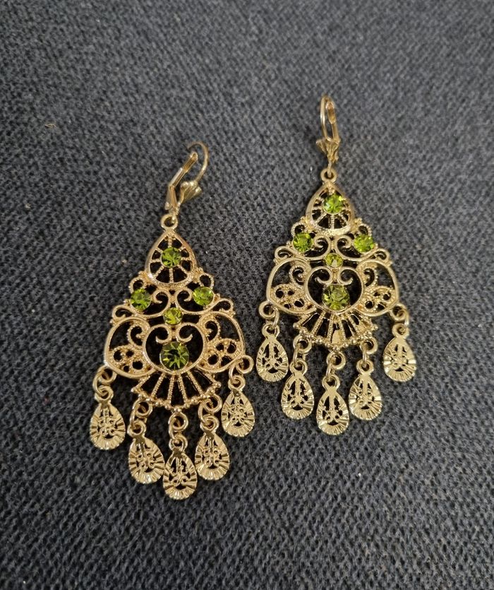 Boucles d'oreilles oriental doré pendante motifs filigrané et pierre verte - photo numéro 4