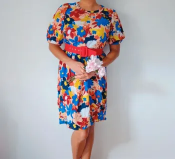 Robe d'été colorée 
imprimé à fleurs rouges bleues 
look rétro chic 
coupe droite Taille 38
