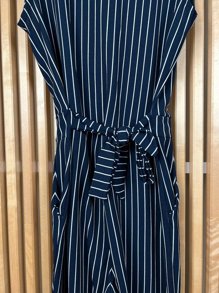 Un jumpsuit rayé élégant et chic - photo numéro 8
