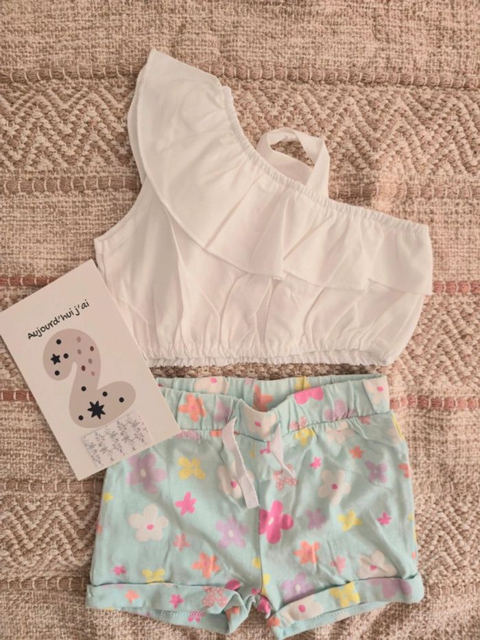 Ensemble haut court blanc et short fleurs bleu orchestra 2 ans 23 mois