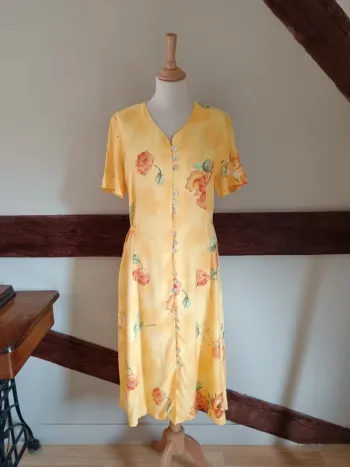 Robe jaune boutonnée fleurie roses
