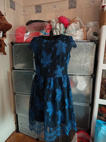Robe en dentelle bleue royale noire