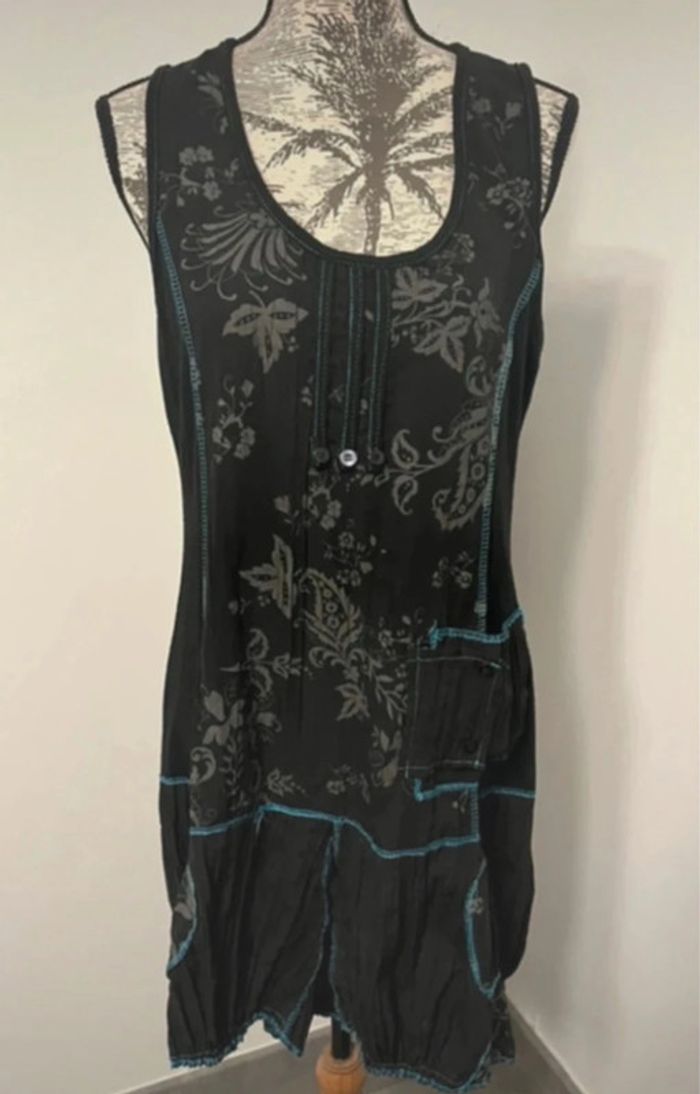 Jolie robe noire avec touches de bleu taille unique