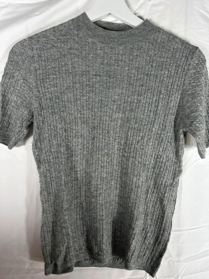 Haut gris MANGO – Chic & minimaliste  avec petit col