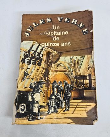 "Un capitaine de quinze ans", de Jules Verne.
Le livre de poche.
538 pages