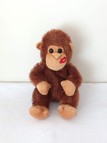 Peluche singe marron beige 24 cm Forest Distribution doudou bisou rouge poil fil