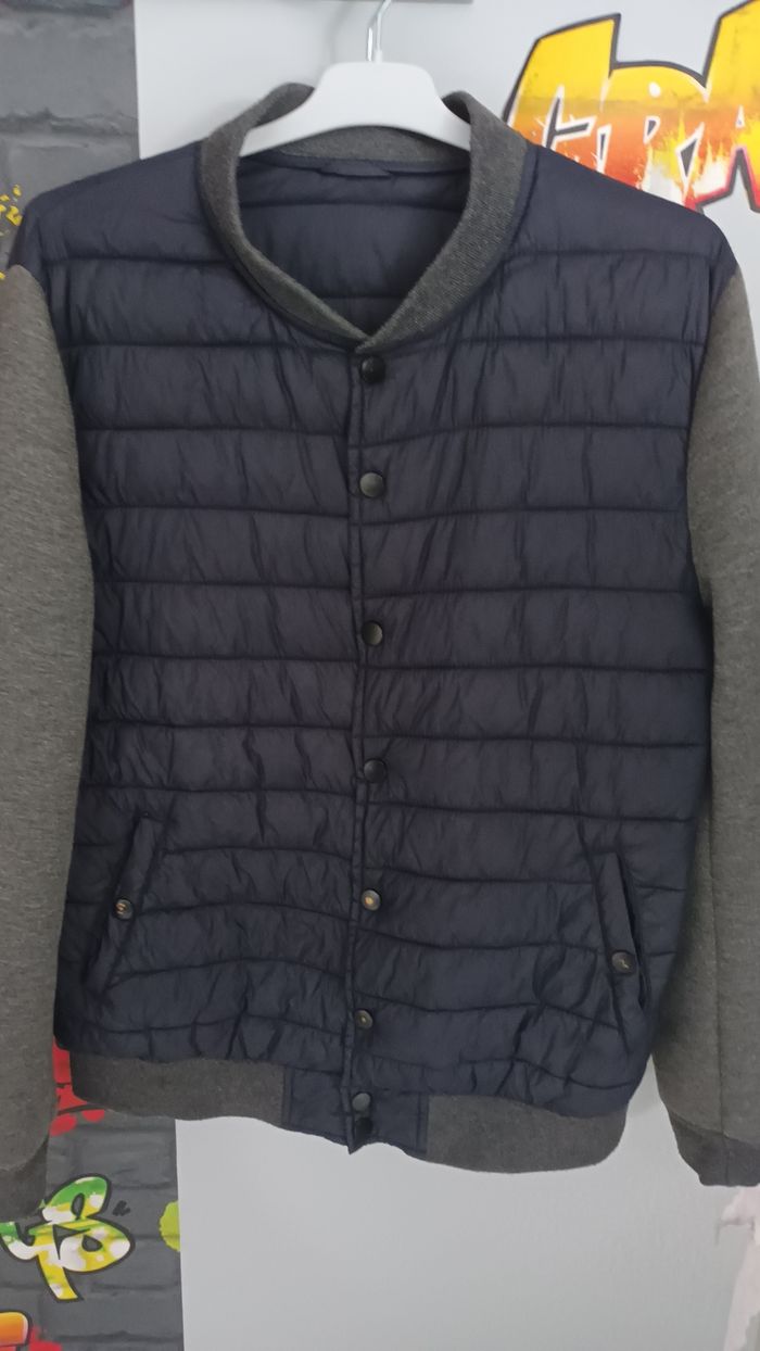 Manteau bleu et gris