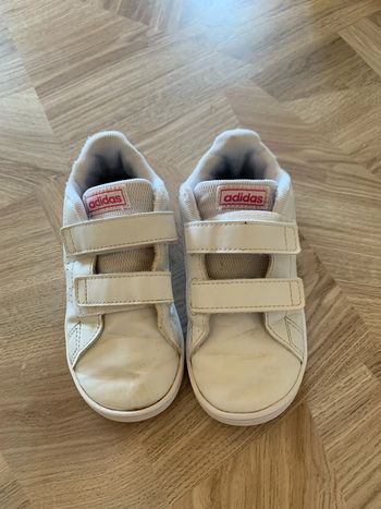 Basket à scratch rose Adidas fille T.26