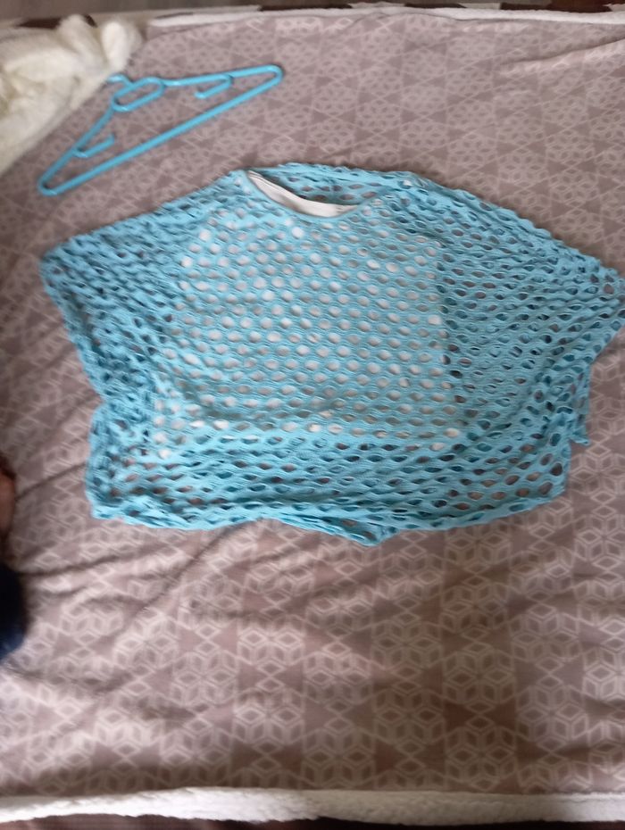 Top avec trou fantaisie et débardeur