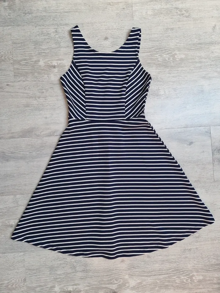 Robe Jennyfer XS à rayures marine et blanche dos très joli