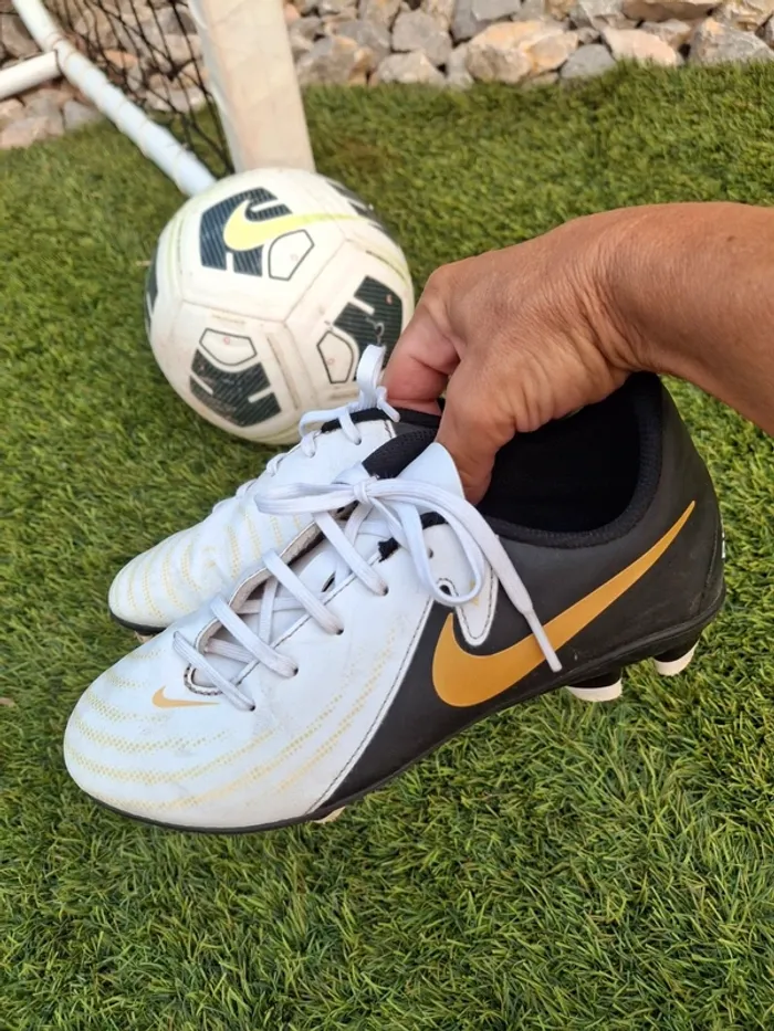 Crampon de foot nike taille 36 - photo numéro 4