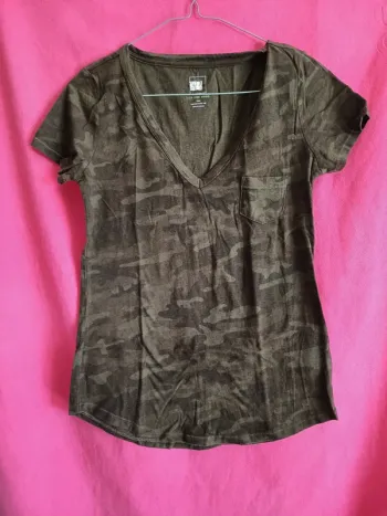 Tee-shirt. manches courtes. motif militaire. marque Gap (A217)