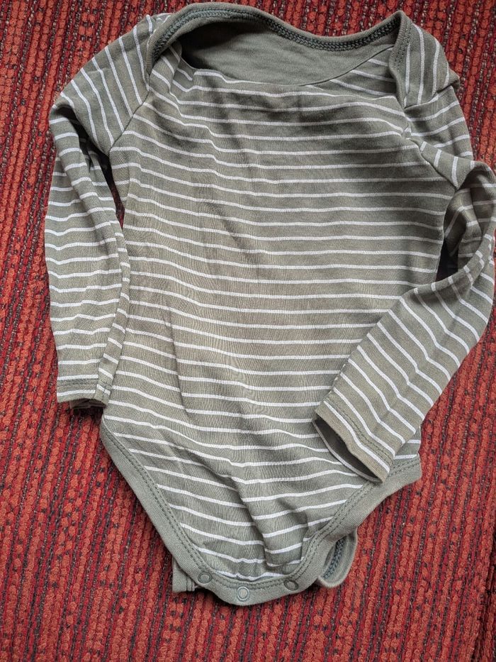 Lot de pyjamas et bodies 6 et 9 mois - photo numéro 7