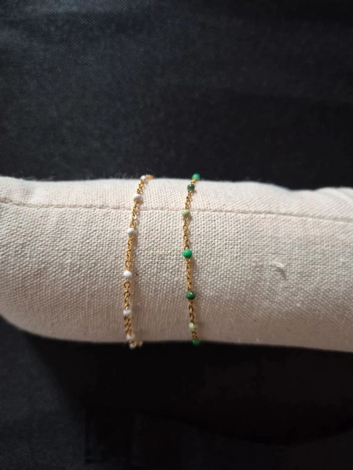Lot de 2 bracelets dorée  style gigi NEUFS  
🌸 1 perles blanches et 1 multicolores vert - photo numéro 2