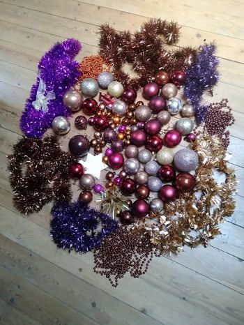 Lot guirlandes et Boules tons marron cuivre violet prune rouge bordeaux beige rose poudré