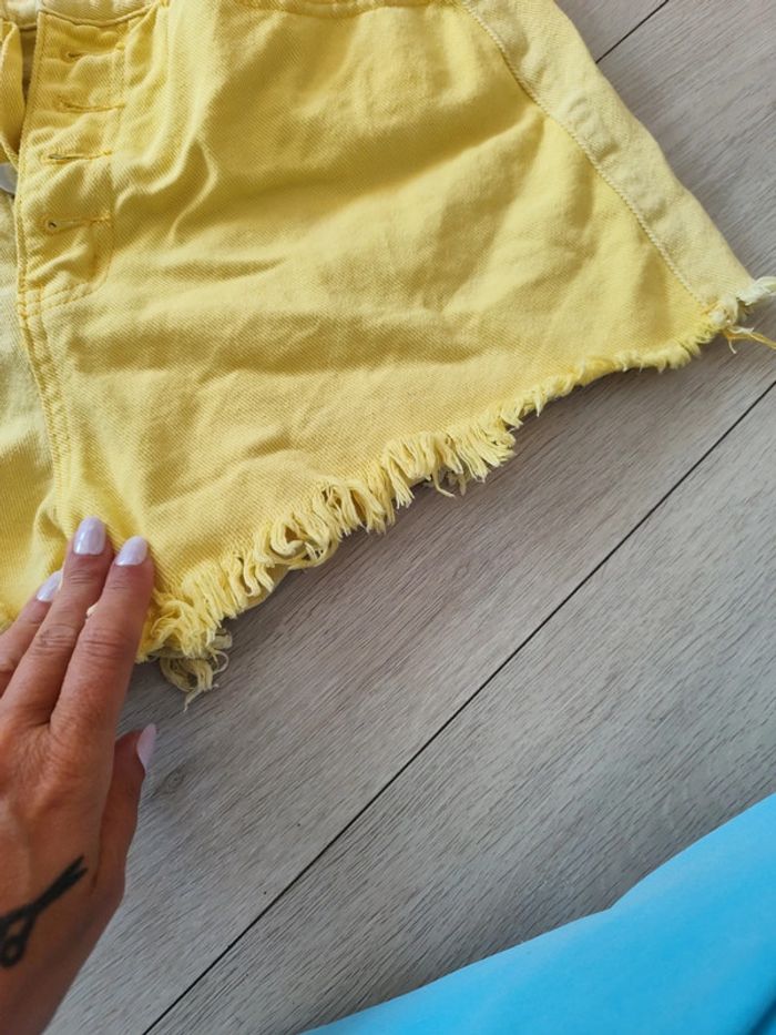 Short jaune - photo numéro 3