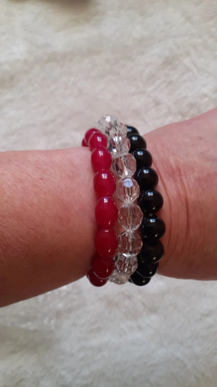 3 jolis bracelets neufs.
