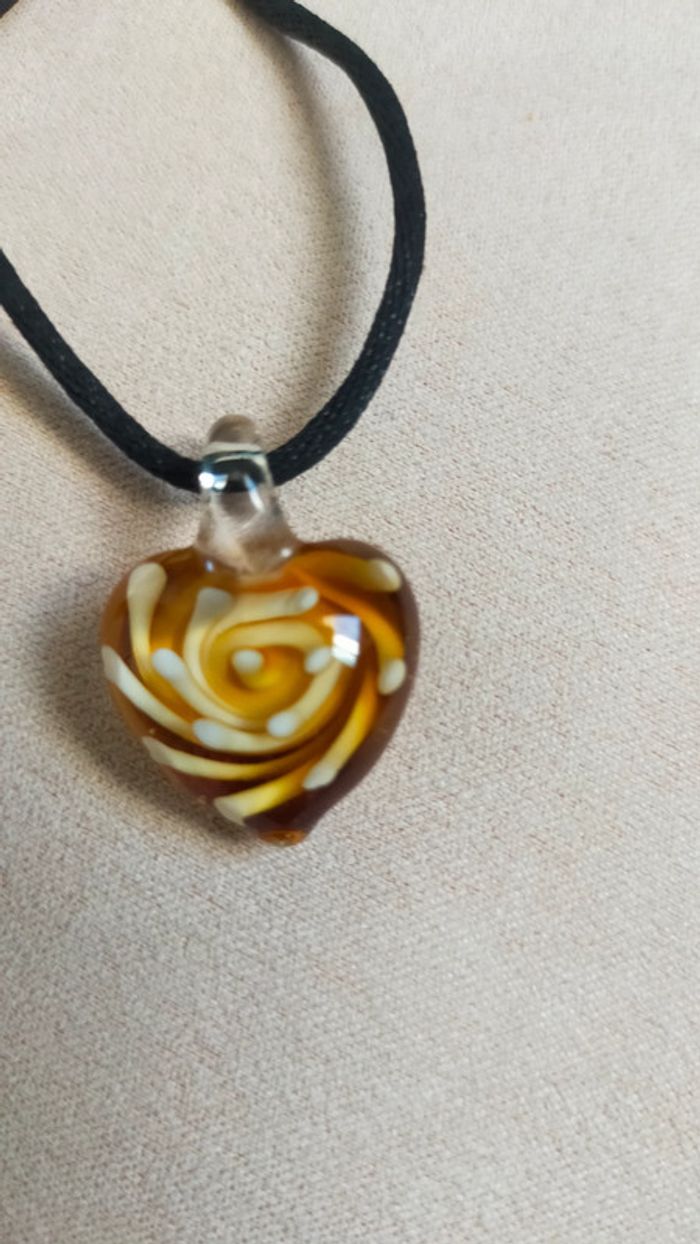 Pendentif fantaisie – Cœur orangé effet ambre avec matière blanche, résine stylée - photo numéro 3