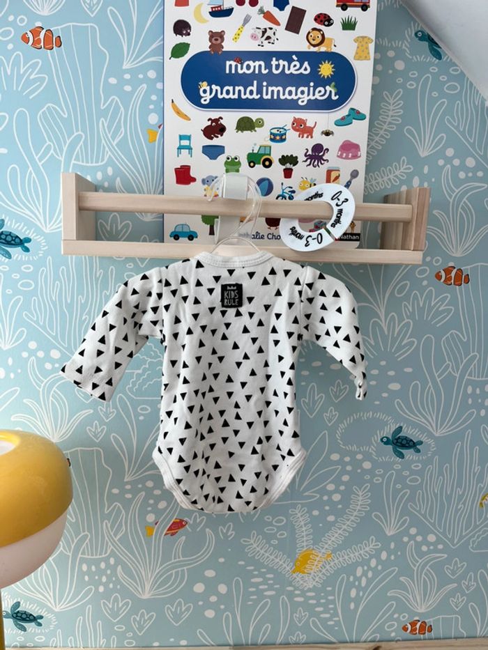 Body bébé Pinokio 1 mois – manches longues – motif noir & blanc - photo numéro 2