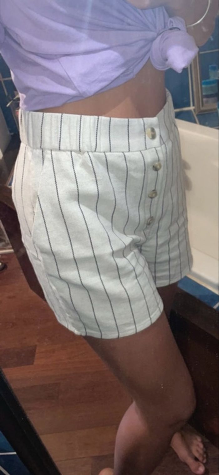 Short en lin blanc à rayures noires - photo numéro 1