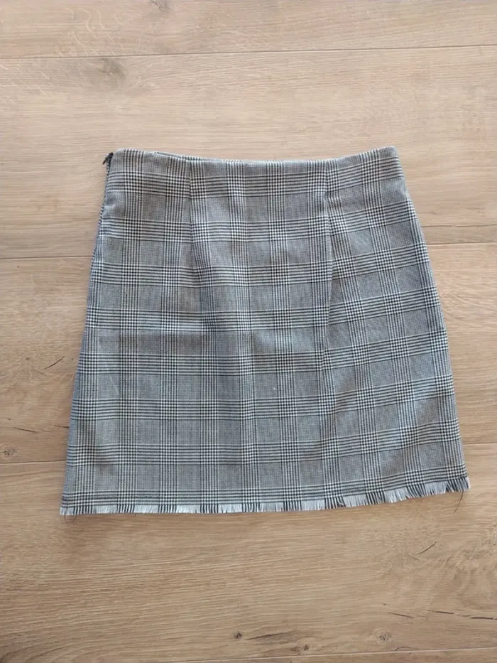 Jupe XS carreaux Bershka broderies - photo numéro 5