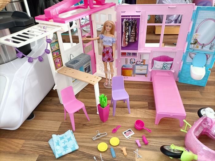 Jolie maison barbie 🏡 + 1 barbie + nombreux meubles et accessoires+ scooter - photo numéro 7