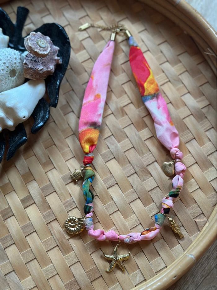 Collier fantaisie tissu multicolore avec breloques dorées étoile de mer et coquillages - photo numéro 4