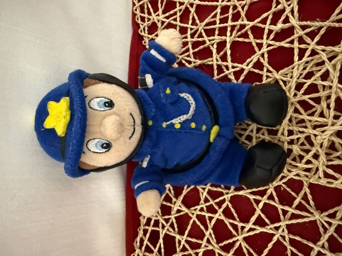 oui oui le pays des jouets peluche le policier tomy doudou