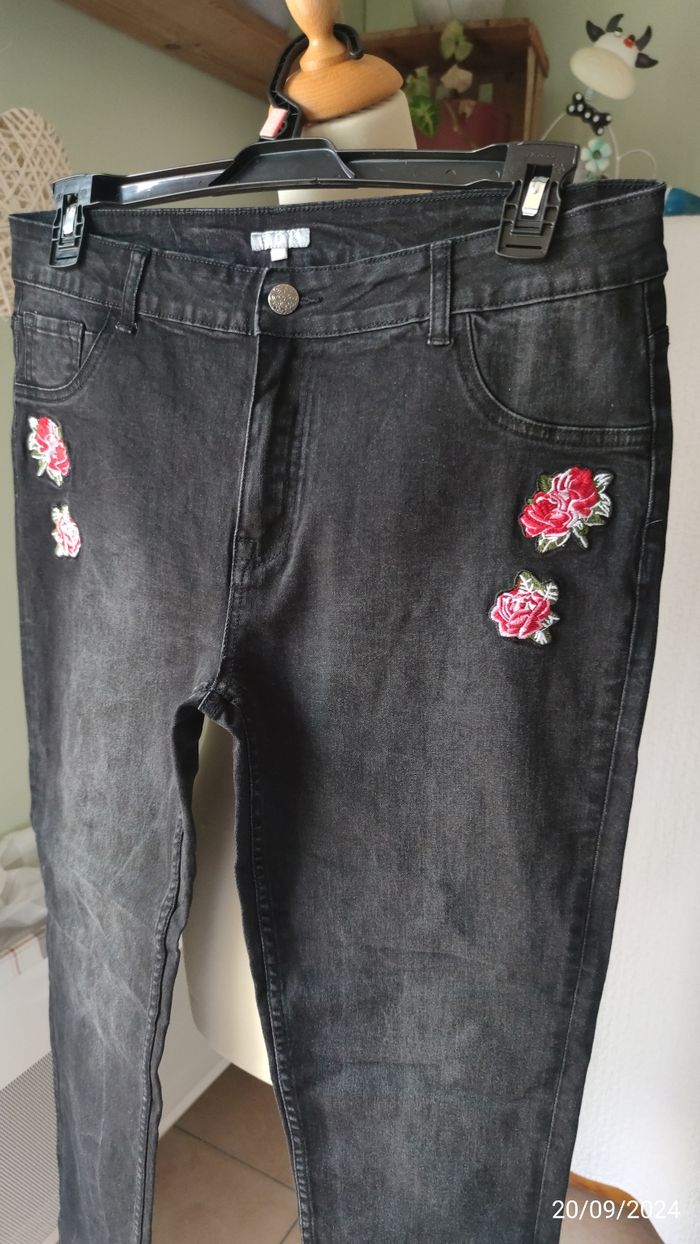 Jean gris avec broderies floral - photo numéro 6
