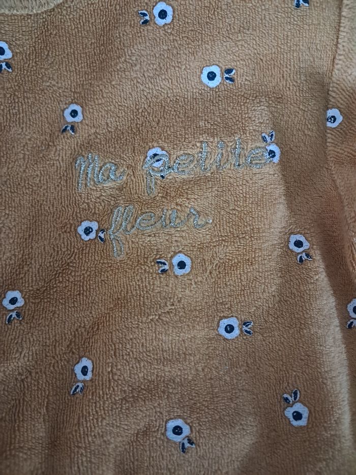 Lot de 2 grenouillères pyjamas jaune fleurs et blanc chat à rayures rouges  fille 18 mois  kiabi Et absorba - photo numéro 5