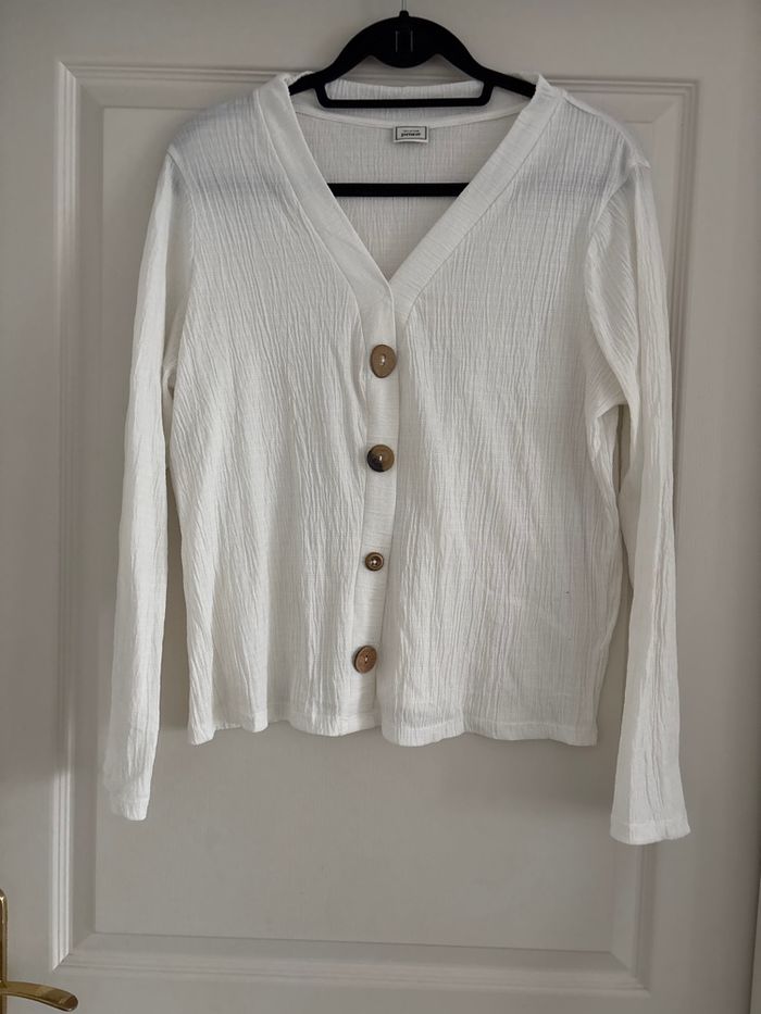 Top blanc effet froissé avec boutons différents