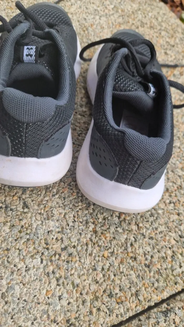 Baskets under armour taille 36.5 tres bon etat - photo numéro 7