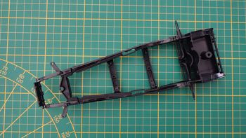 Châssis interne pièce détachée miniature Mercedes Benz SSK 1928 1/18 burago BBurago #B69