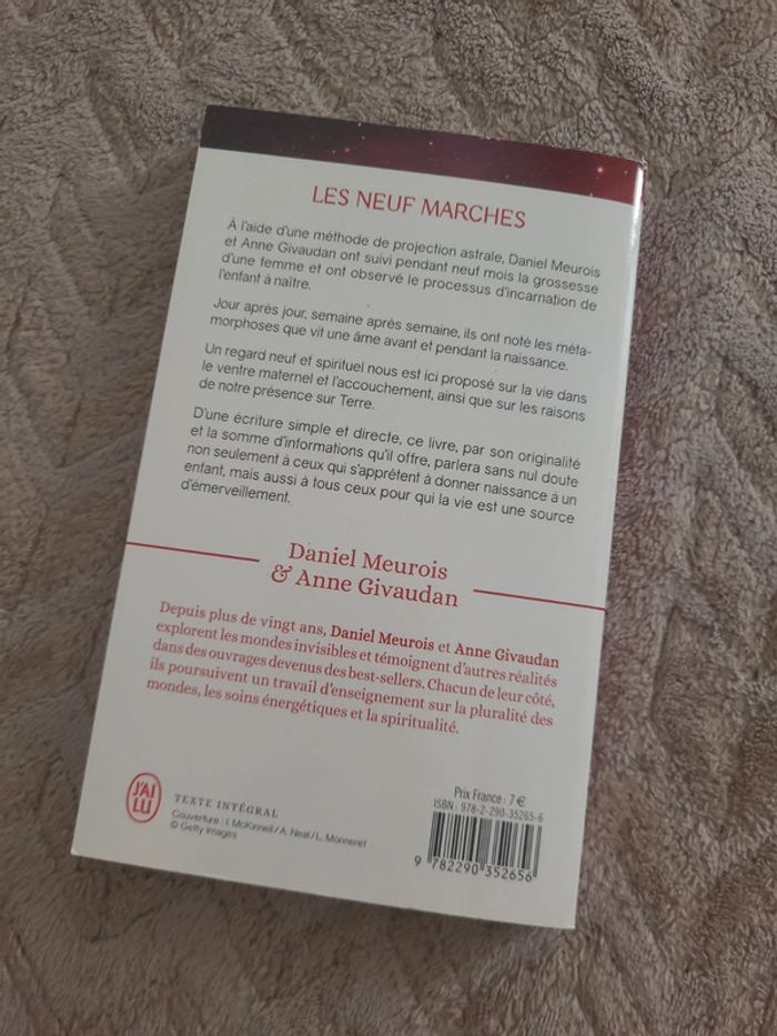 Livre les neuf marches - photo numéro 2