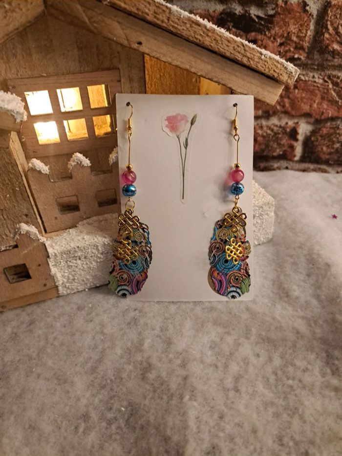 Boucles d'oreilles pendante plumes multicolore avec breloques doré