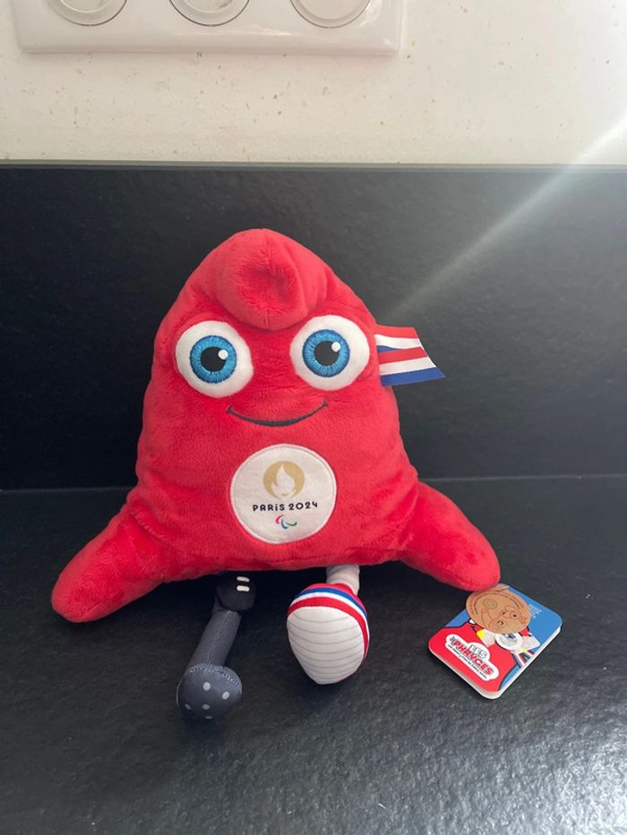 Doudou Et Compagnie – Peluche Officielle Phryge 23 Cm – Mascotte JO Paris 2024 Bonnet Phrygien Rouge