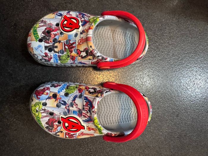 Crocs AVENGERS taille 24/25 - photo numéro 3